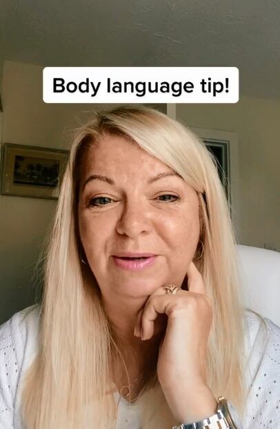 Adrianne Carter compartió un simple gesto que puede indicar desacuerdo o desagrado. (Foto: @adriannebodylanguage)