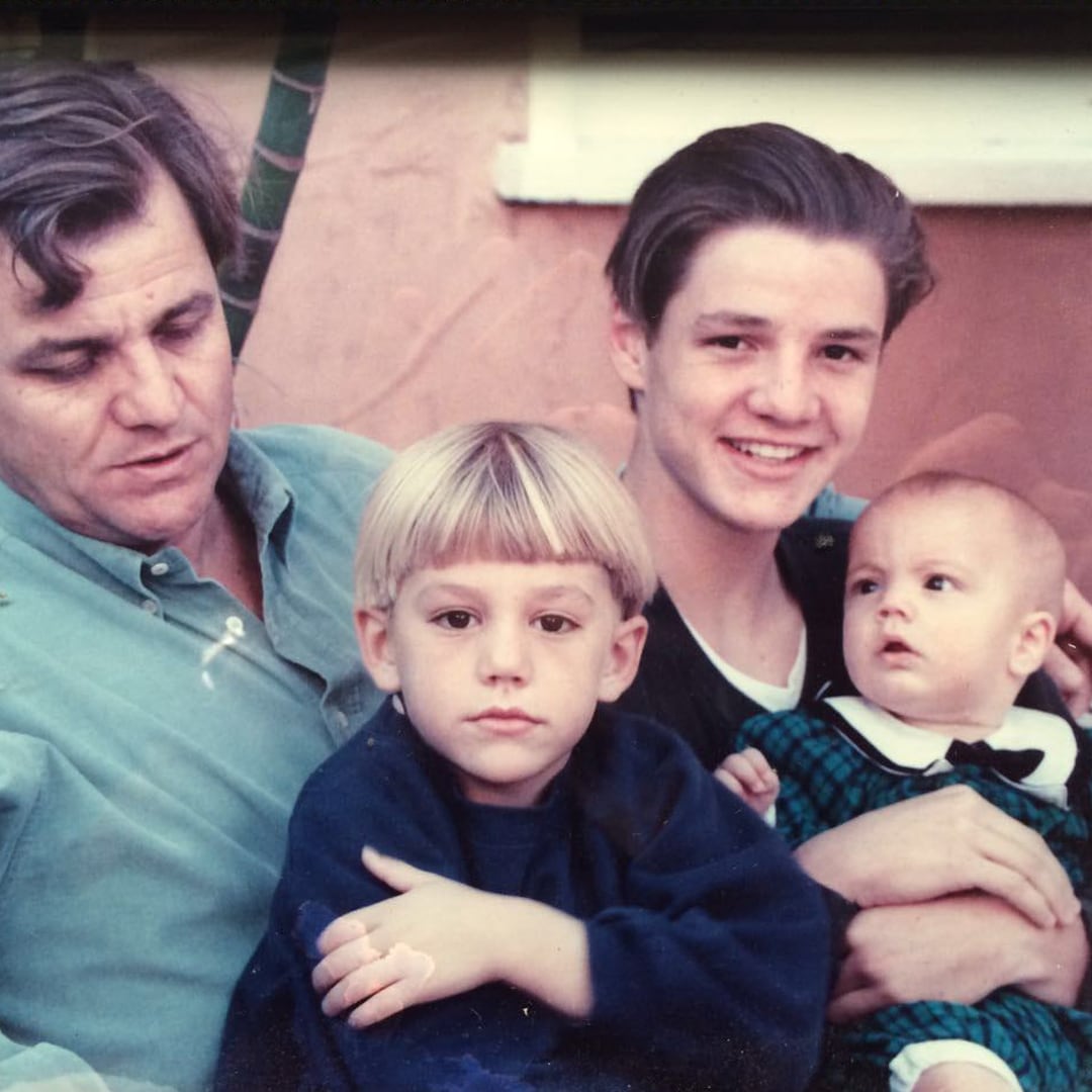 Pedro en compañía de su padre y sus hermanos menores, Nico y Lucas. Foto: Pedro Pascal.