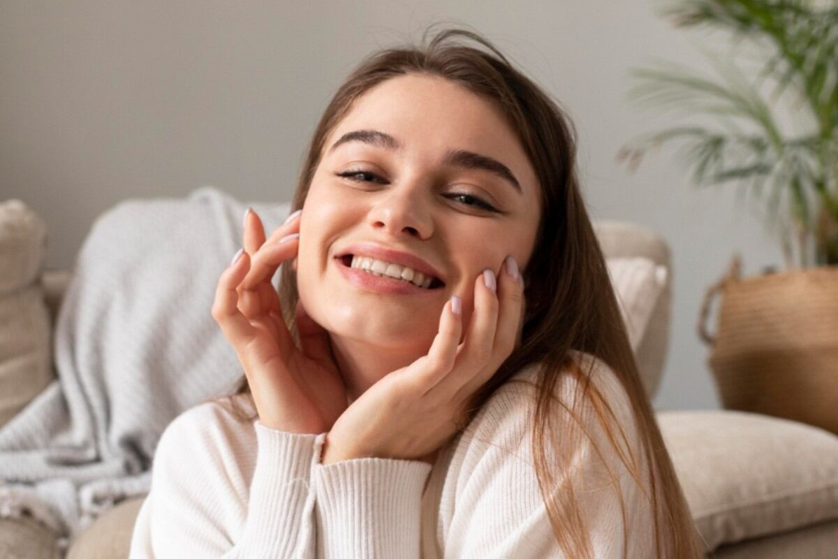 Para tener una piel sana, es necesario seguir una rutina de cuidado adecuada y mantener hábitos saludables. (Foto referencial: Freepik)