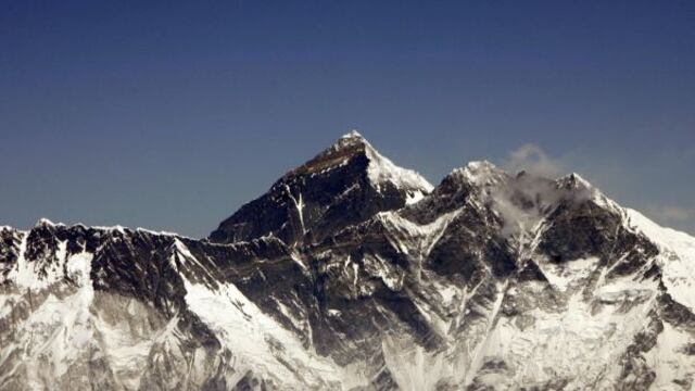 Montañista mexicano es primero en conquistar las dos caras del Everest