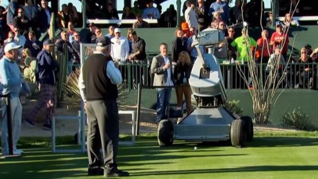 Robot imita a Tiger Woods con genial disparo de golf [VIDEO]