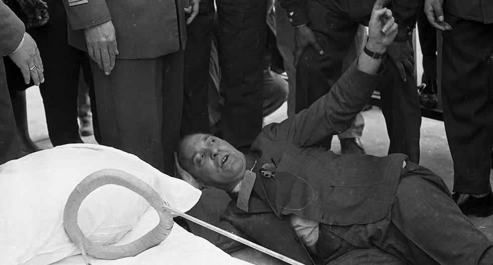 El 25 de setiembre de 1964, minutos después de que el presidente de Francia, Charles de Gaulle, arribara al Perú, el reportero gráfico de AP Francisco Mattioli cayó de una altura de dos metros, fracturándose la tibia y el peroné. El ímpetu del periodista y el exceso de un policía provocaron el grave accidente en el mismo aeropuerto Jorge Chávez. (Foto: GEC Archivo Histórico)