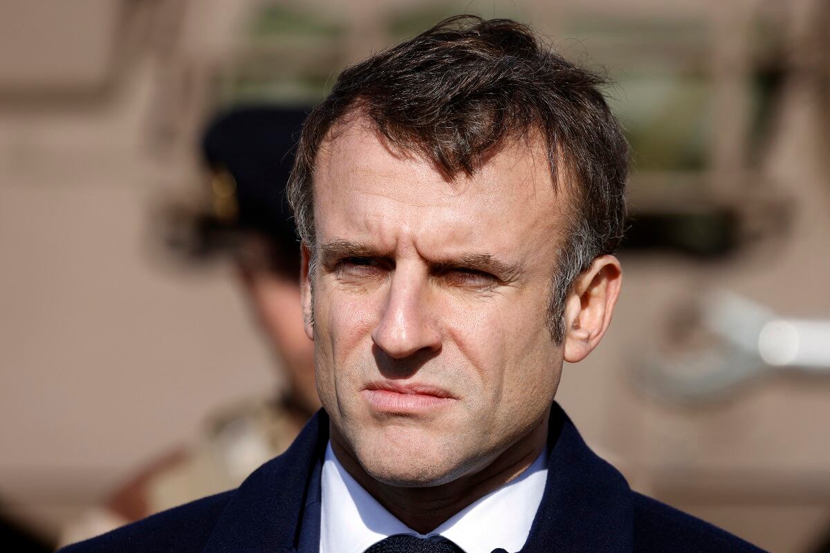 El presidente francés, Emmanuel Macron, visita la Base Aérea Príncipe Hassan (H5) de la Real Fuerza Aérea Jordana, a unos 117 kilómetros al noroeste de Ammán, el 22 de diciembre de 2023. (Foto de Ludovic MARIN / AFP)