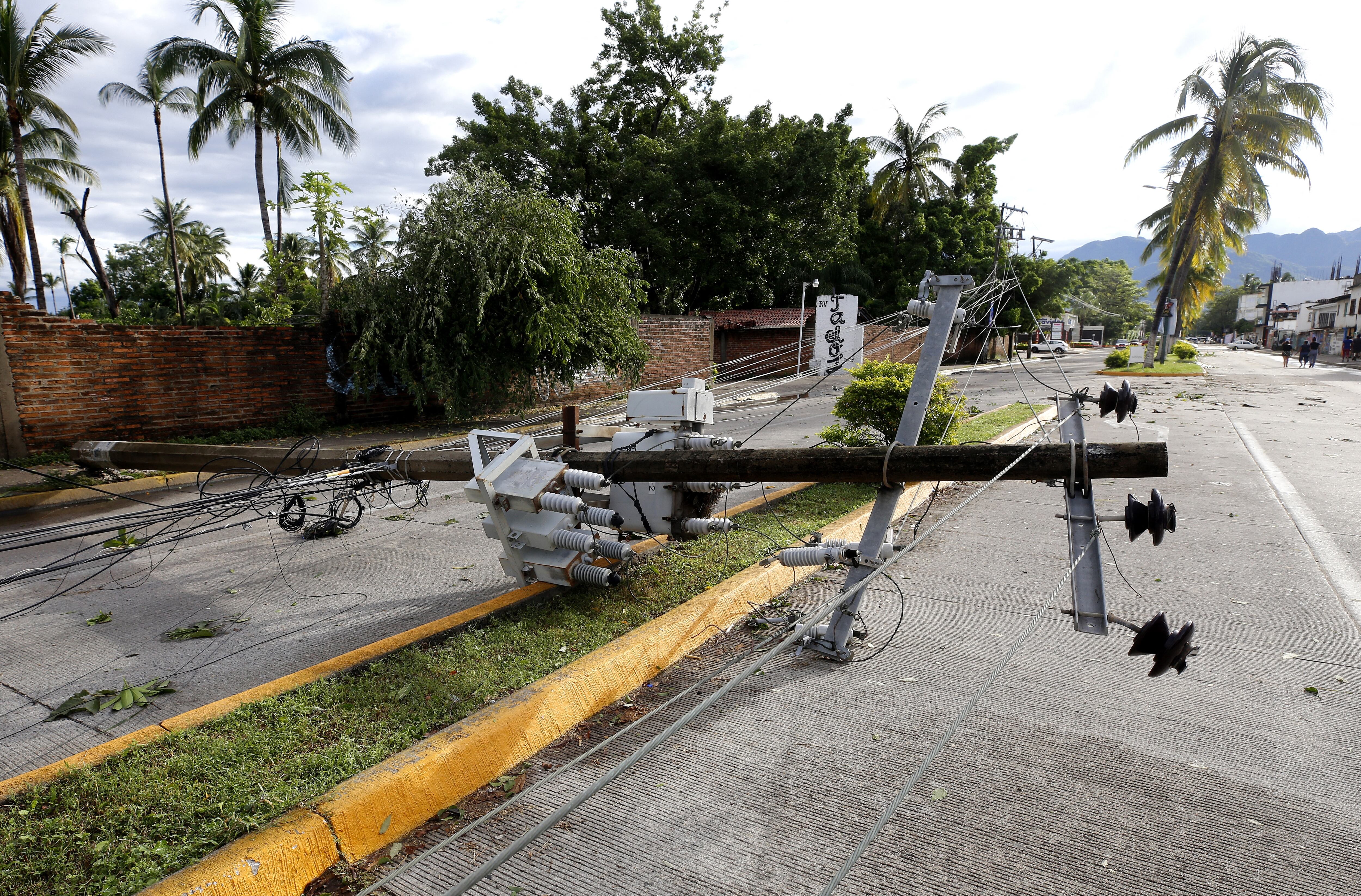 Postes de luz caídos después del paso del huracán Lidia en Puerto Vallarta, estado de Jalisco, México, el 11 de octubre de 2023. (Foto de ULISES RUIZ / AFP).