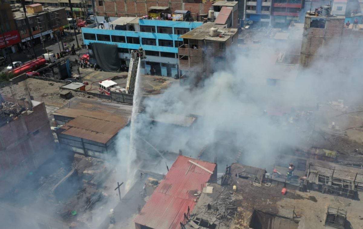 El incendio en un almacén del jirón Antonio Raymondi movilizó a al menos nueve unidades de bomberos | Foto: Julio Reaño/@photo.gec