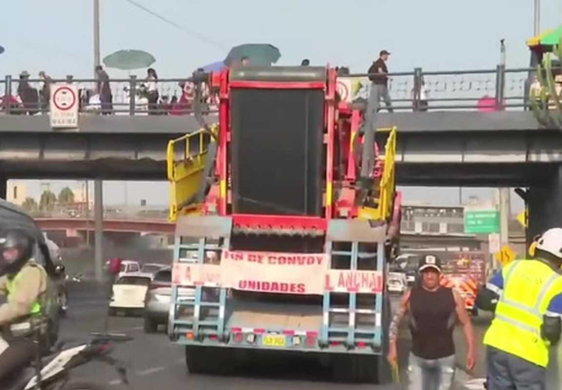 Para sacar al camión se tuvo que sacar el aire de las llantas. (Foto: América Noticias)