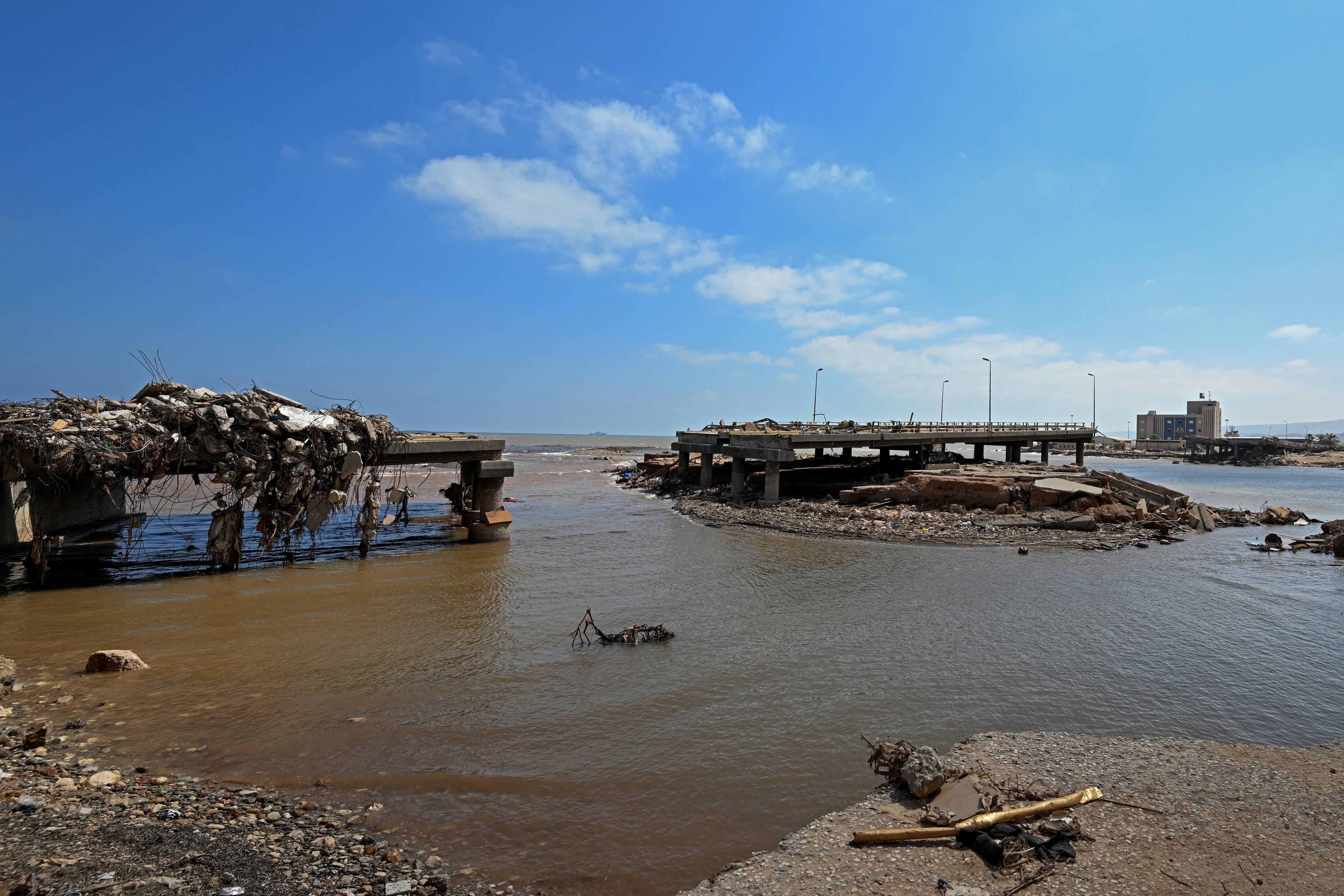 Las secuelas de las inundaciones repentinas causadas por la tormenta Daniel en la ciudad portuaria de Derna, en el este de Libia. (AFP).