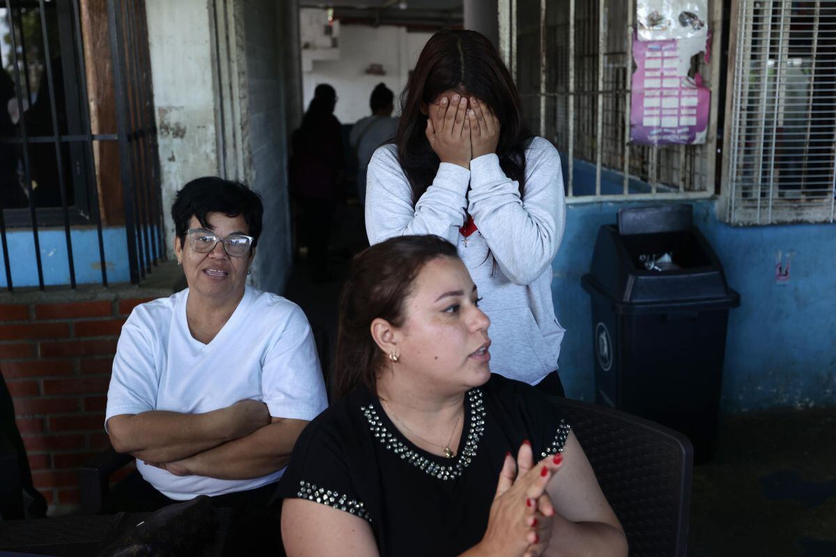 A las afueras de la prisión Rodeo I, alrededor de 50 personas pasaron la noche esperando noticias de sus familiares. Foto: EFE/ Ronald Peña R