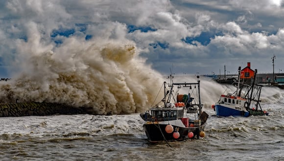 Arrastreros de pesca en el mar mientras las olas chocan contra el muro del puerto durante la tormenta Ciaran en Folkestone, Kent, Gran Bretaña, el 2 de noviembre de 2023. (Foto de EFE/EPA/Stuart Brock)