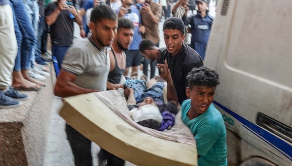 Un joven herido durante el bombardeo israelí es llevado a la sala de emergencias del hospital Nassr en Khan Yunis en el sur de la Franja de Gaza tras el ataque a una escuela convertida en refugio para palestinos desplazados. (Foto de Bashar TALEB / AFP)