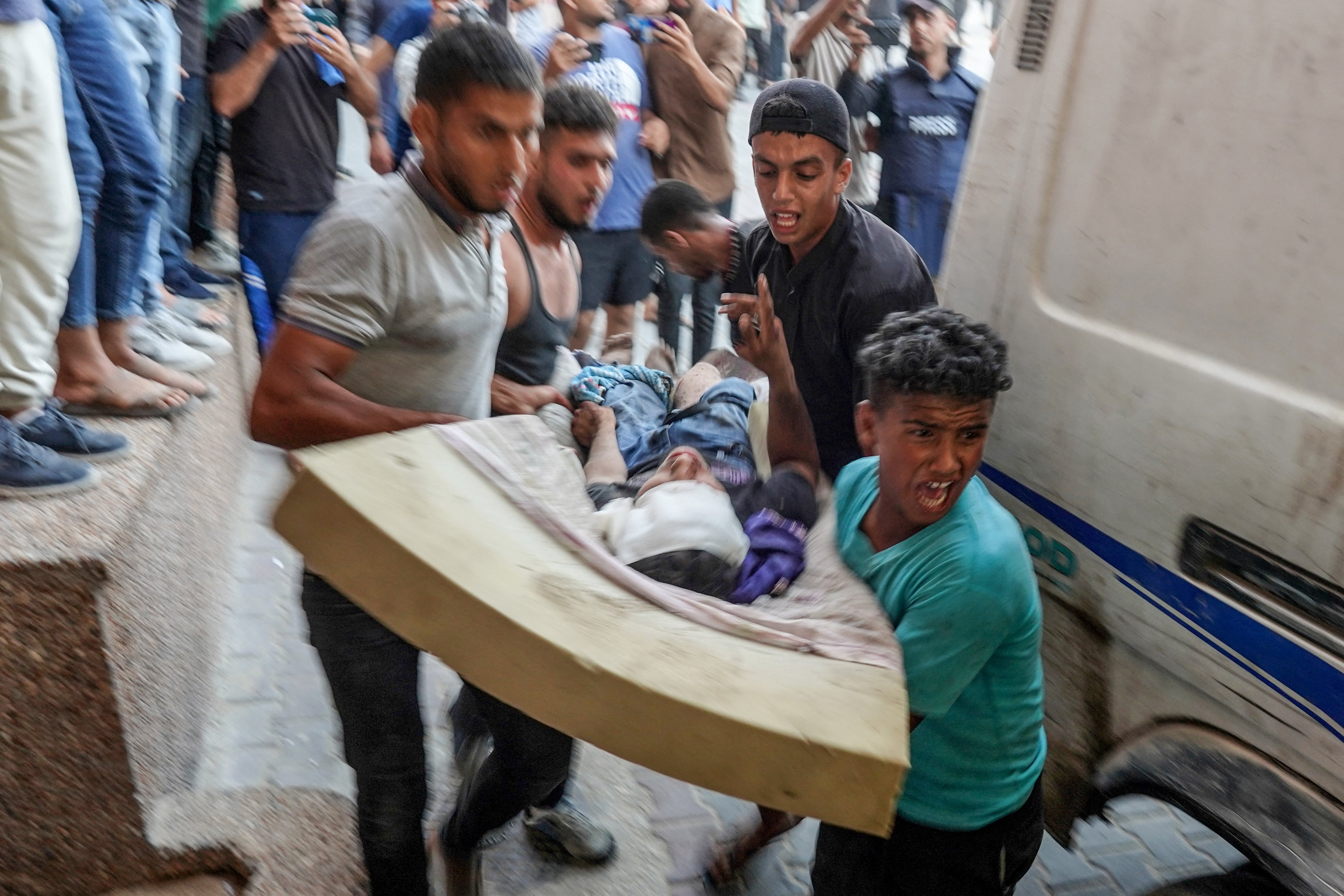 Un joven herido durante el bombardeo israelí es llevado a la sala de emergencias del hospital Nassr en Khan Yunis en el sur de la Franja de Gaza tras el ataque a una escuela convertida en refugio para palestinos desplazados. (Foto de Bashar TALEB / AFP)