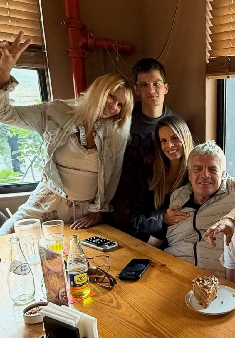 Alejandra Baigorria sorprendió a sus padres al regalarles un viaje familiar por Europa. (Foto: Instagram)