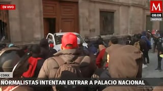 Manifestantes de Ayotzinapa derriban puerta del Palacio Nacional de México en plena Mañanera de AMLO | VIDEO