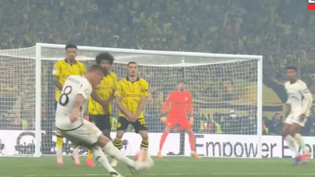 ¡Atajadón de Kobel! El portero le niega golazo de tiro libre a Toni Kroos en la final de la Champions League | VIDEO