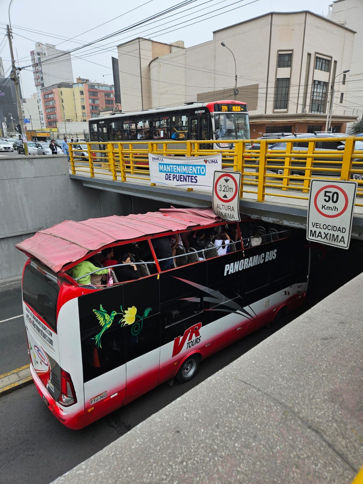El accidente del bus panorámico en San Isidro dejó como saldo cuatro heridos leves. (Foto: Difusión)