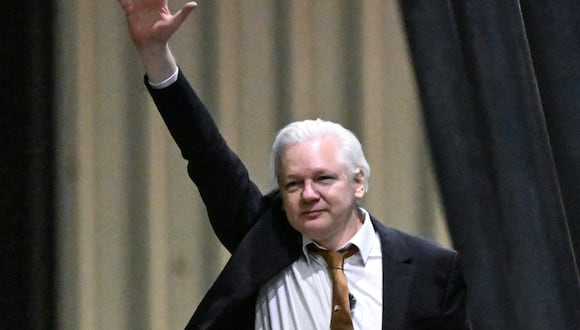 El fundador de WikiLeaks, Julian Assange, saluda después de llegar al aeropuerto de Canberra en Canberra el 26 de junio de 2024. (Foto de WILLIAM WEST / AFP)