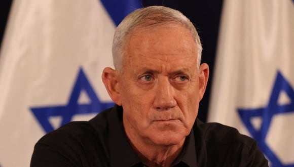 El ministro del gabinete israelí, Benny Gantz, asiste a una conferencia de prensa en la base militar de Kirya en Tel Aviv el 28 de octubre de 2023. (Foto de Abir SULTAN / POOL / AFP)