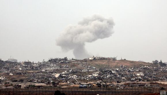 También murieron varias personas en un bombardeo en el puente de Wadi Gaza, que conecta el norte del enclave con la zona sur, en el centro de la Franja. (EFE/EPA/ATEF SAFADI)