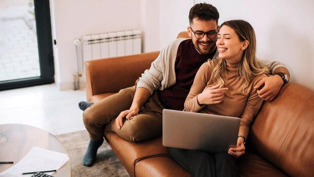 La comunicación, el respeto, el compromiso, la compatibilidad y el crecimiento conjunto son elementos esenciales que, junto al amor, crean una base sólida para una relación duradera. Al final, una relación sana es aquella en la que ambos miembros se sienten valorados, respetados y comprometidos, tanto con el otro como con su propio bienestar.