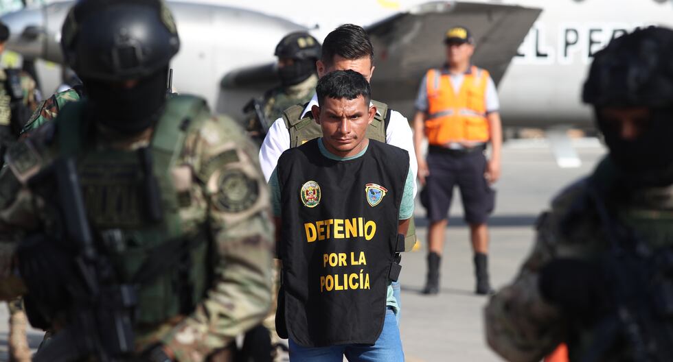 En un avión de la Policía Nacional del Perú, custodiado por agentes especiales, el camarada 'Carlos' fue trasladado desde Huanta, Ayacucho, hasta la base aérea de la PNP en el Callao. 

FOTO: JORGE CERDAN / @PHOTO.GEC