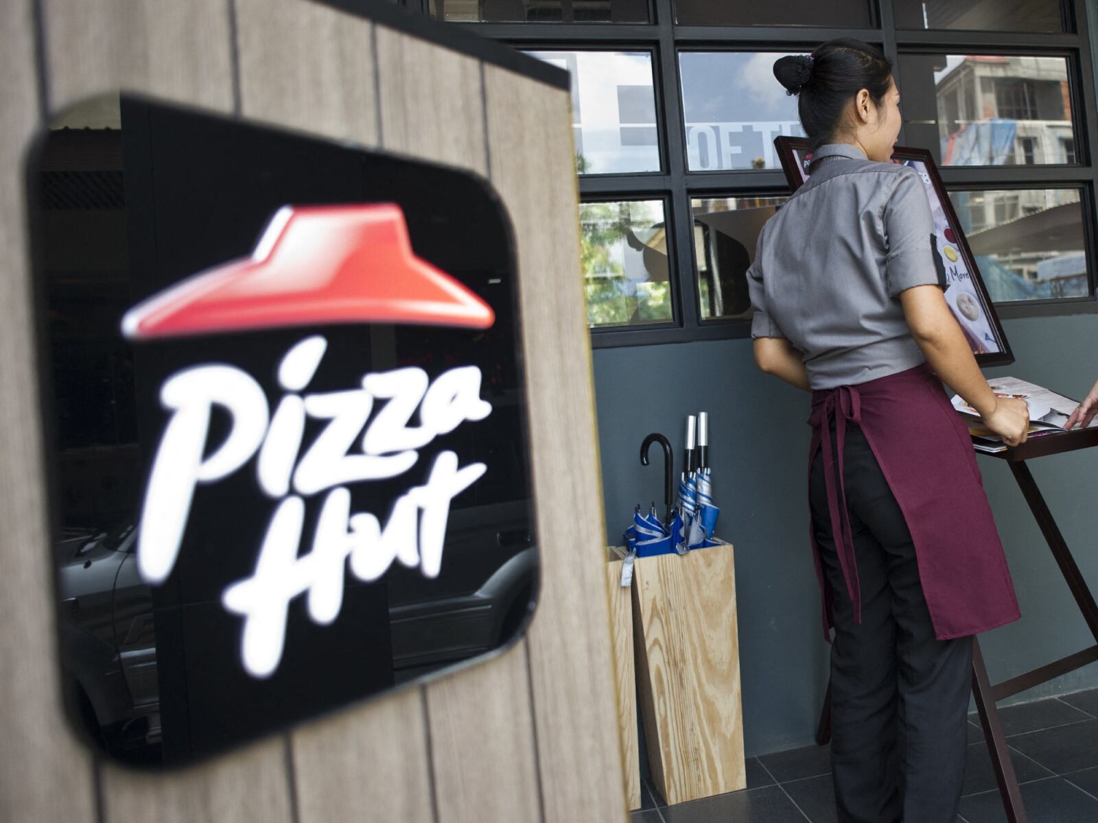 Locales de Pizza Hut son algunos que han eliminado puestos de trabajo debido a la vigencia del nuevo salario mínimo en California (Foto: AFP)