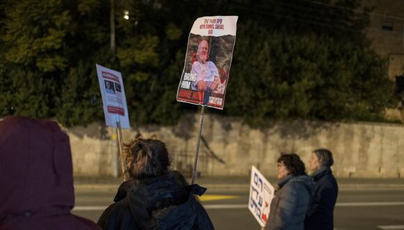 Los manifestantes sostienen pancartas mientras se encuentran frente a una tienda de campaña instalada por familiares y partidarios de los rehenes israelíes retenidos en Gaza desde los ataques del 7 de octubre por parte de Hamás en el sur de Israel, para exigir su liberación, el 30 de enero de 2024, cerca de la residencia del primer ministro israelí. en Jerusalén. (Foto de MARCO LONGARI / AFP)