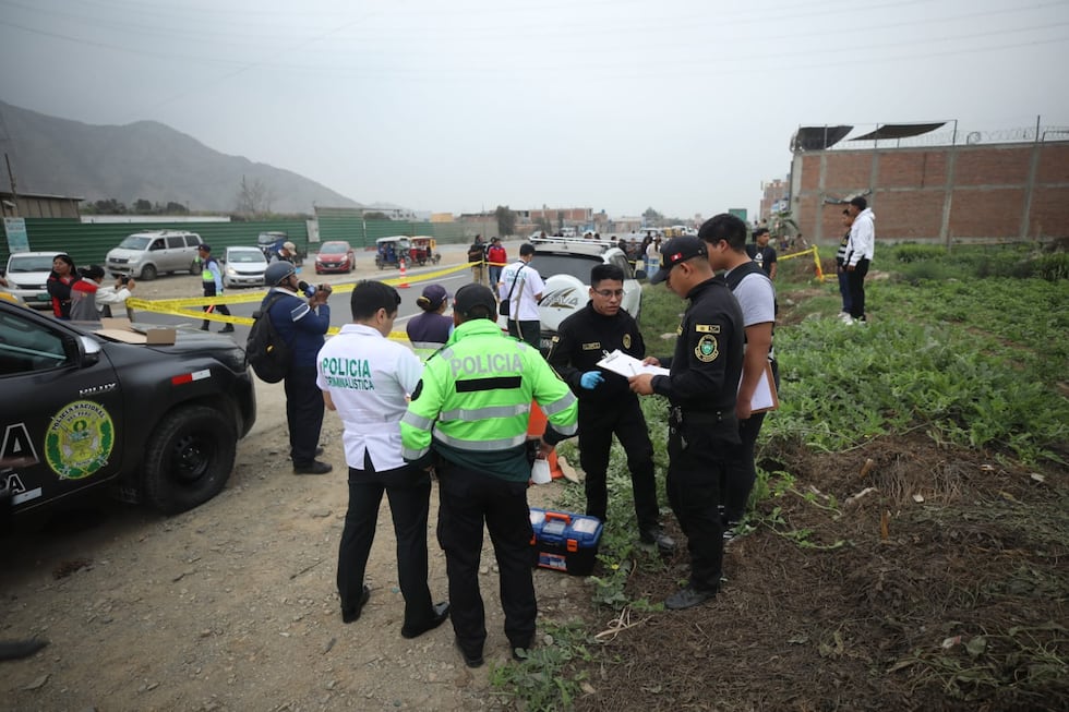 Dos cuerpos de personas asesinadas en la autopista Ramiro Prialé. (Fotos: Diana Marcelo / @photo.gec)