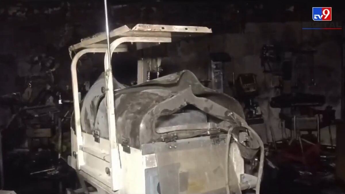 Inmediaciones de la Universidad Médica Maharani Lakshmibai, en la ciudad de Jhansi, estado norteño de Uttar Pradesh, en la India, tras un incendio el 16 de noviembre de 2024. (Captur de TV9)