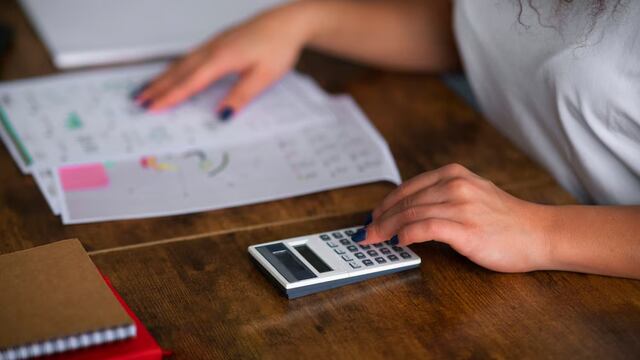 Estas 3 entidades están habilitadas para embargar parte de tu sueldo por deudas en Perú. | Composición EC