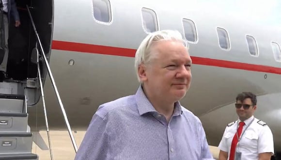 El fundador de WikiLeaks, Julian Assange, bajando de su vuelo desde Londres al llegar a Bangkok para hacer una escala en el Aeropuerto Internacional Don Mueang en la capital tailandesa. (Foto de WikiLeaks / WikiLeaks / AFP)