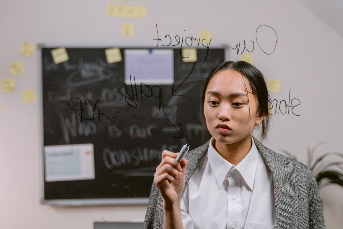 Lo ideal es no pensar demasiado, sino confiar en en una opción buena para romper el estancamiento mental. (Foto: Tima Miroshnichenko / Pexels)