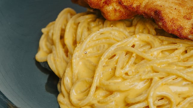 ¿Cómo cocinar espaguetis a la huancaína con una sabrosa milanesa empanizada?