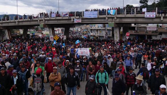 Indígenas bloquean una carretera durante una protesta exigiendo la renuncia de la fiscal general Consuelo Porras y del fiscal Rafael Curruchiche en San Cristóbal Totonicapán, Guatemala, el 2 de octubre de 2023. (Foto de Gustavo RODAS / AFP)
