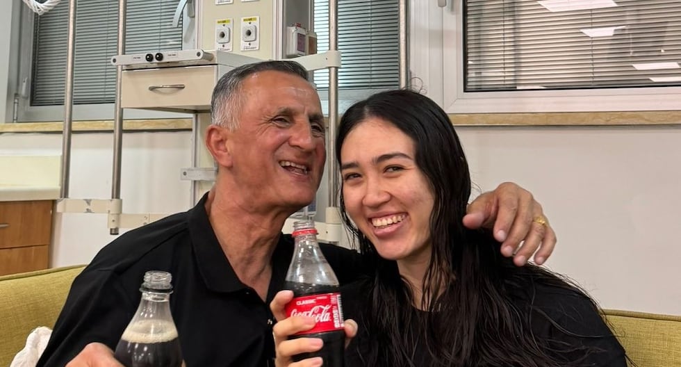 Noa Argamani junto a su padre tras ser rescatada por las fuerzas de Israel luego de pasar ocho meses secuestrada por Hamás.