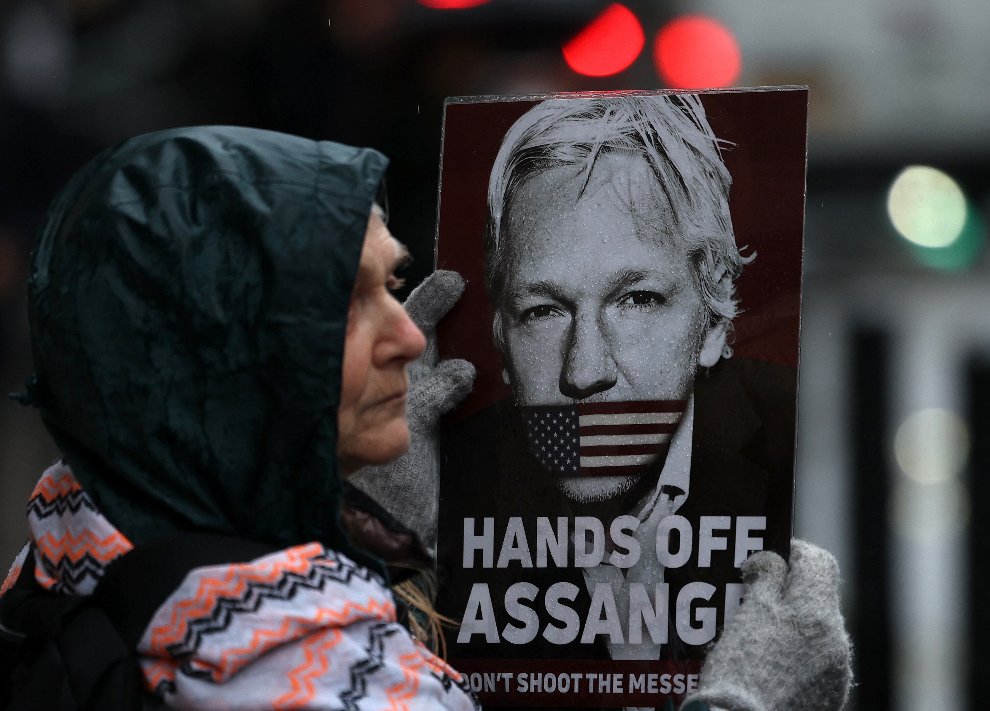 Simpatizantes de Julian Assange sostienen pancartas mientras protestan frente a los Tribunales Reales de Justicia en Londres el 21 de febrero del 2024. (Daniel LEAL / AFP).
