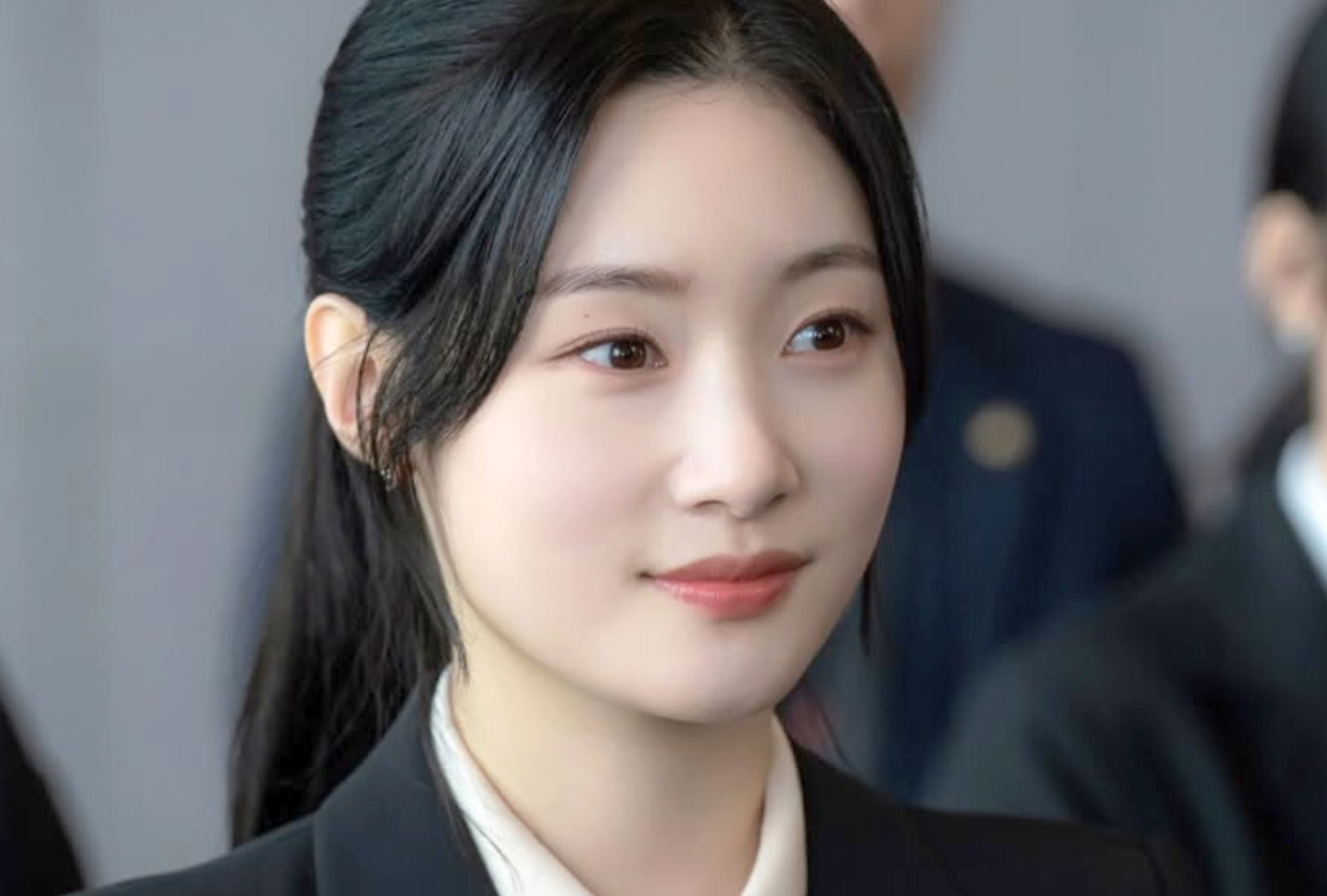 Jung Chae-yeon asume el rol principal de Kang Hyo-min a lo largo de la serie coreana “El sinuoso camino del derecho”. Ella es una abogada novata que se une a una prestigiosa firma (Foto: JTBC / Netflix)