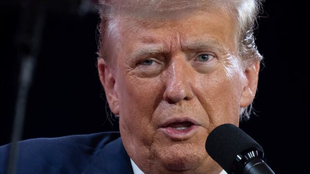 Trump se burla del desempeño de Biden en el debate y lo llama “un montón de mierda”