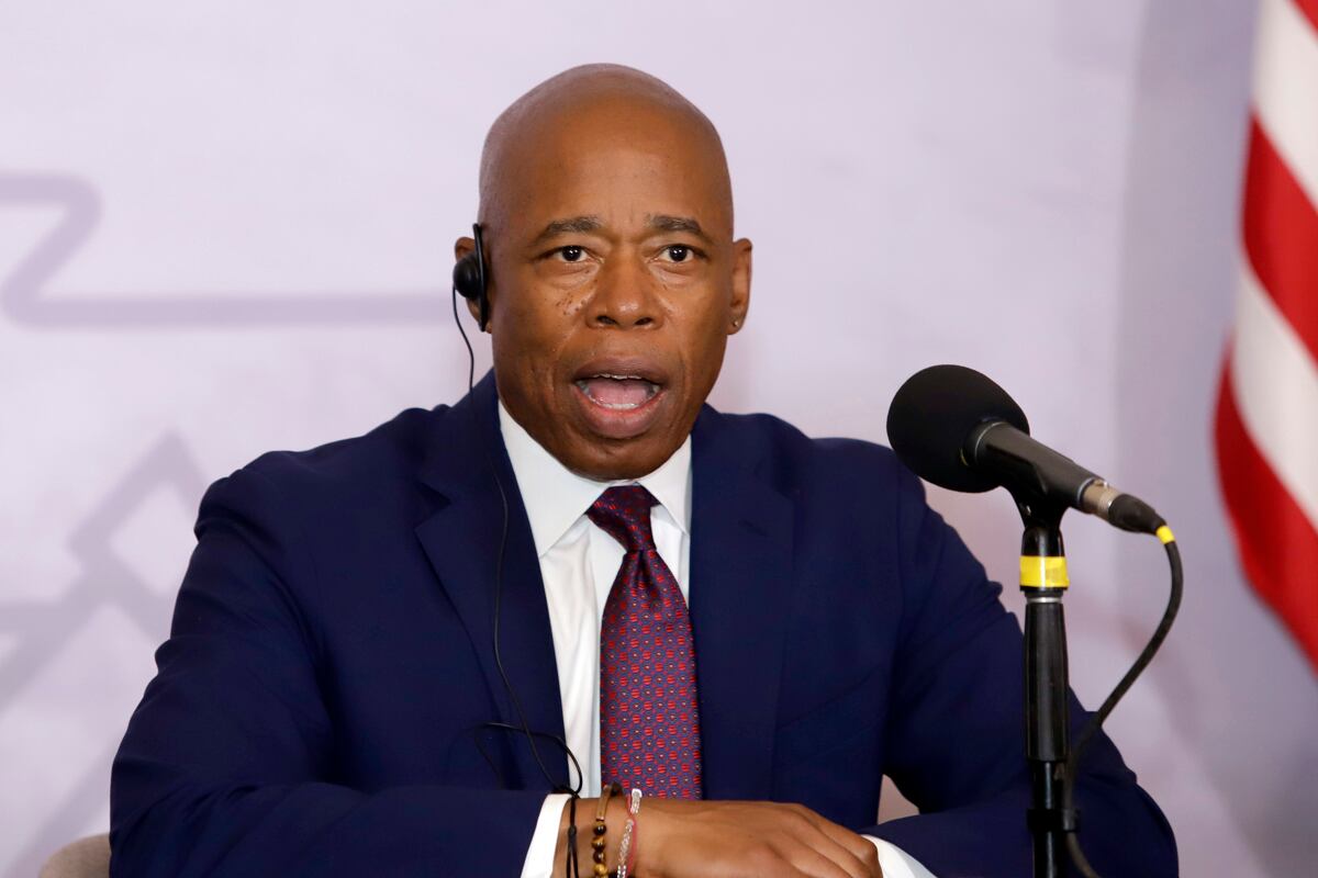 El alcalde de la ciudad de Nueva York, Eric Adams, habla durante una conferencia de prensa, en la ciudad de Puebla, México, el 5 de octubre de 2023. (Foto de Hilda Ríos / EFE)