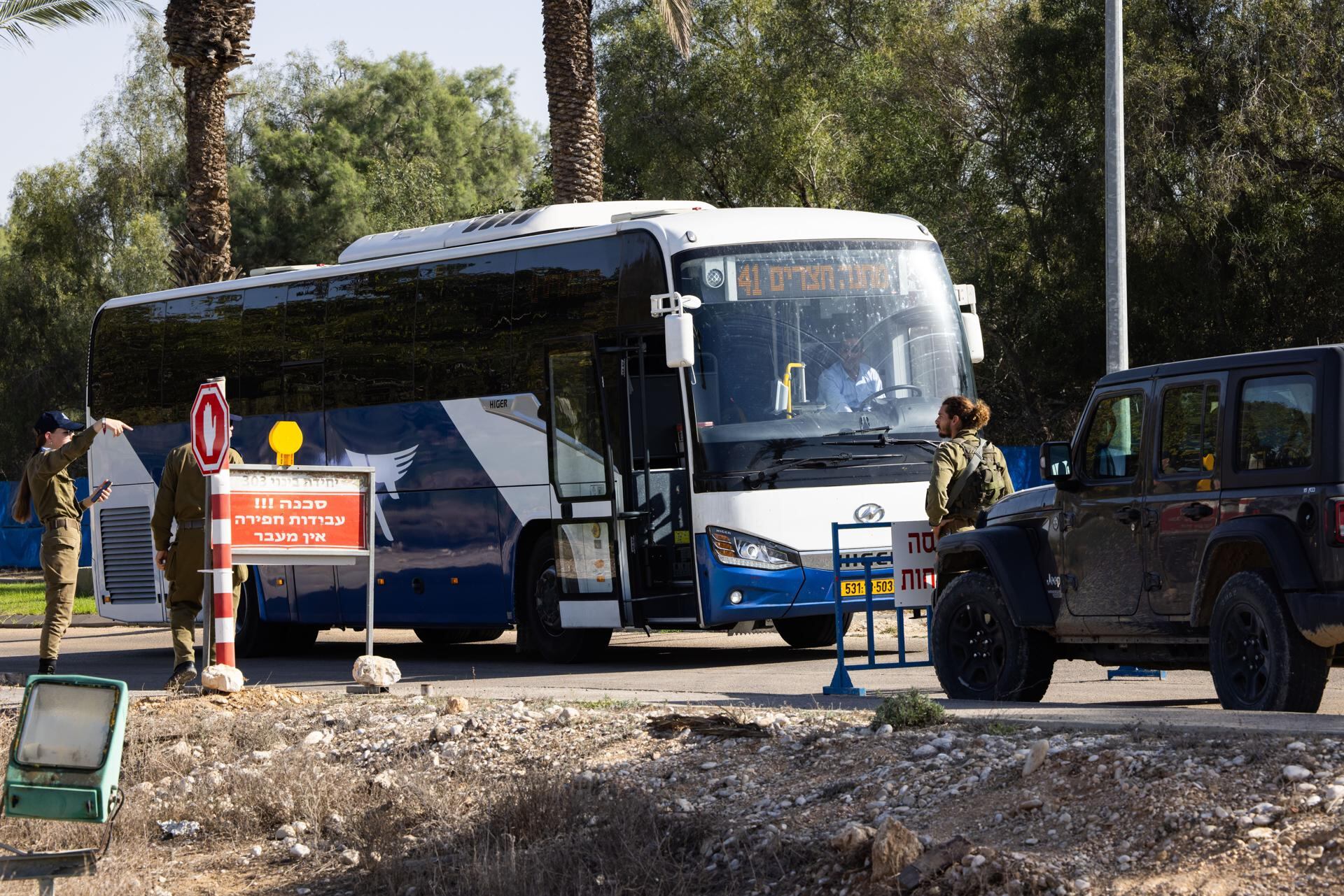 Los soldados israelíes controlan el acceso a la base aérea de Hatzerim durante los preparativos para recibir a los rehenes israelíes retenidos por Hamás después de su liberación, en Hatzerim, sur de Israel, el 24 de noviembre de 2023. EFE/EPA/CHRISTOPHE PETIT TESSON