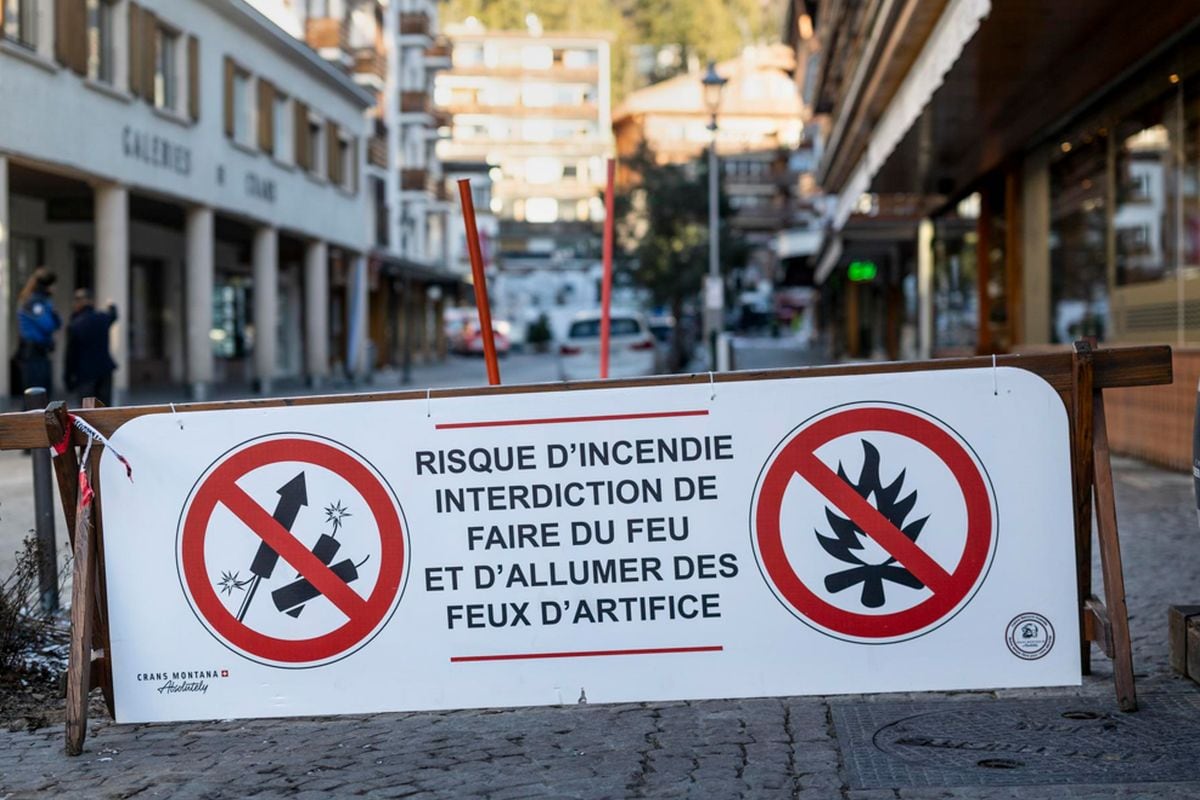 Vista de un cartel que prohibe los fuegos artificiales por riesgo de incendio en el lugar en el que "decenas de personas han muerto" en un incendio registrado en las primeras horas del año en la popular estación de esquí suiza de Crans Montana | Foto EFE/ Alessandro Della Valle