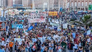 Argentinos intentan detener exploraciones de gas y petróleo en el mar de la principal costa turística del país