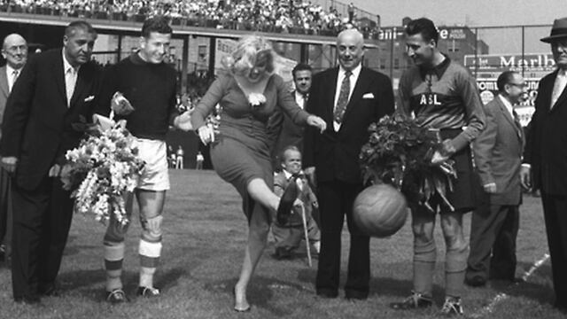 Marilyn Monroe y el día en que dio el play de honor en un partido de fútbol