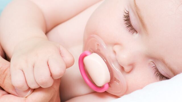 Bebés: ventajas y desventajas del uso de chupón