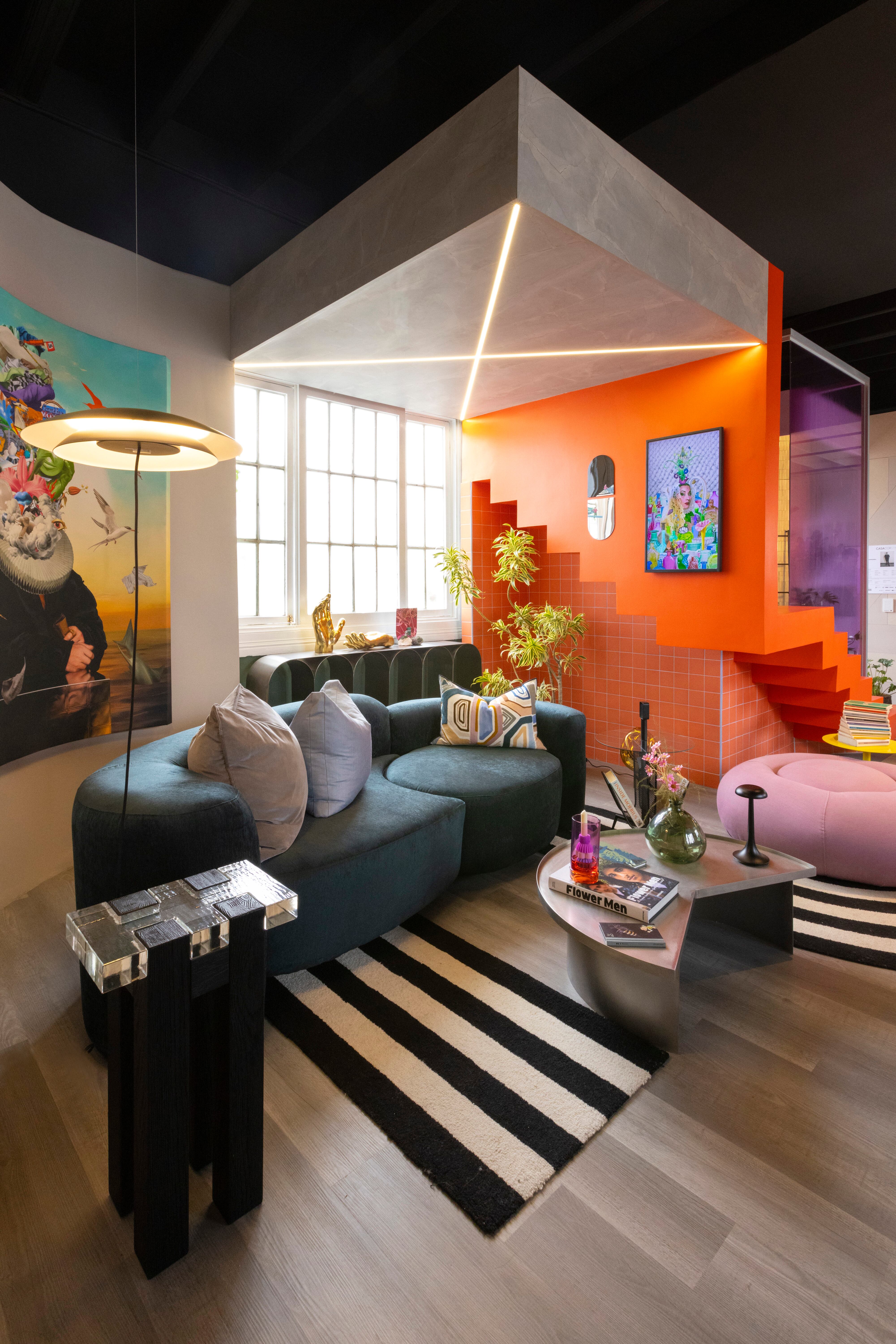 Colores intensos y audacia. El Loft del Peatón de Víctor Gamarra representa la facilidad de adaptarse al cambio, entender el entorno, vivir y valorar el presente.