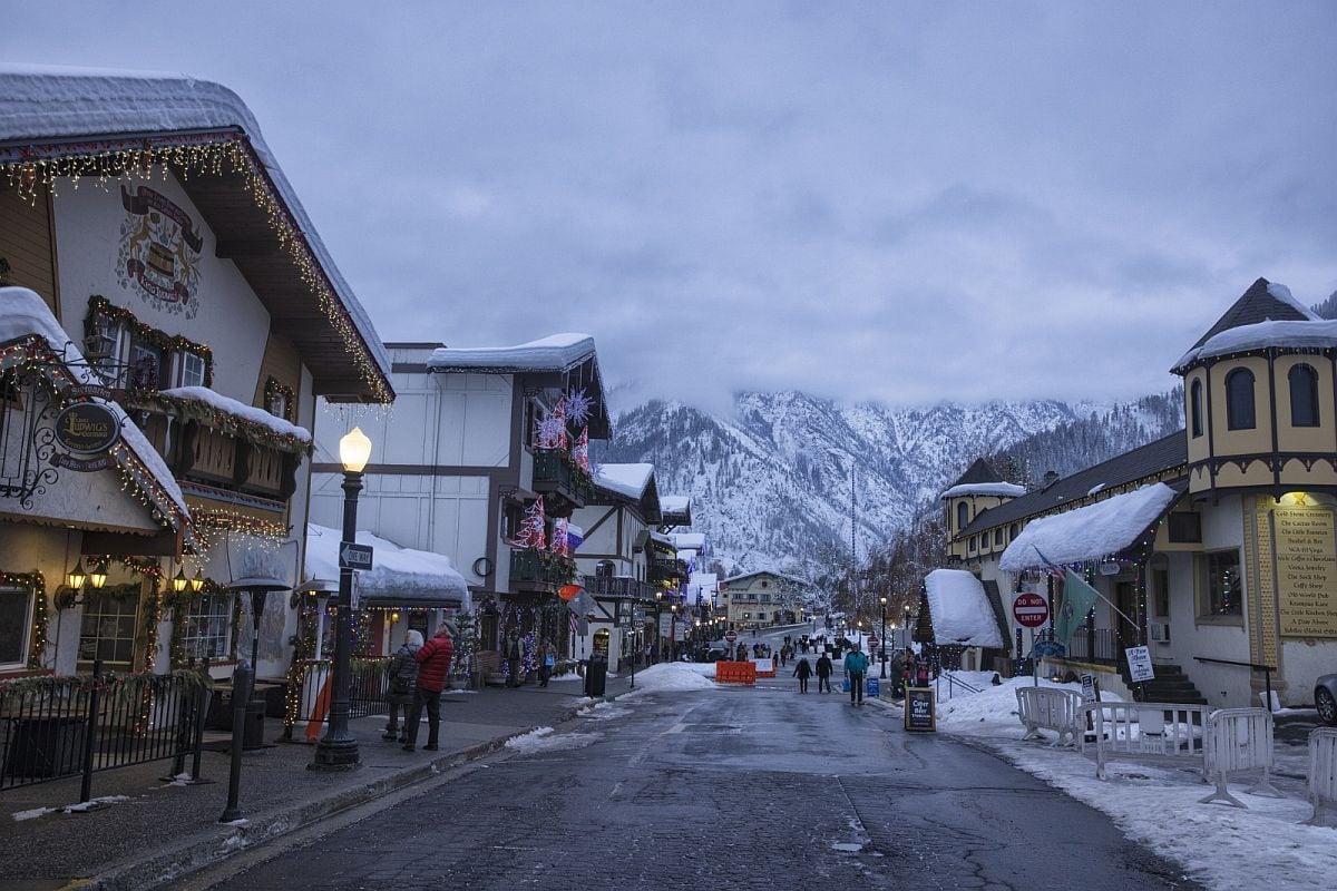 El río atmosférico que trae fuertes lluvias y vientos afectó la electricidad y las luces navideñas tuvieron que apagarse por varios días en Leavenworth afectando su ambiente festivo. (Foto: LeonU / iStock)