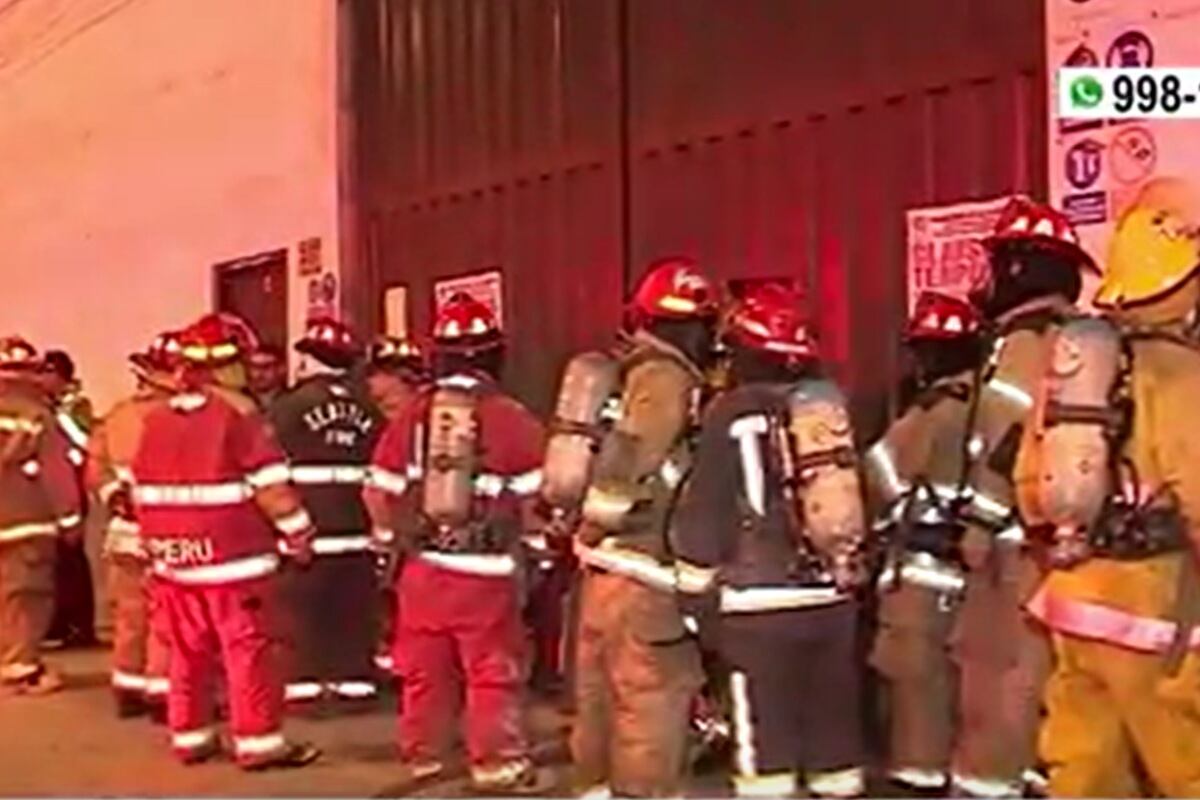 Una hombre falleció tras la deflagración de gas en su centro de trabajo ubicado en Villa El Salvador. (Foto: Captura/América Noticias)