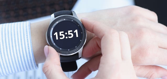 Qué significa ver la hora invertida 15:51 en tu reloj, según la numerología