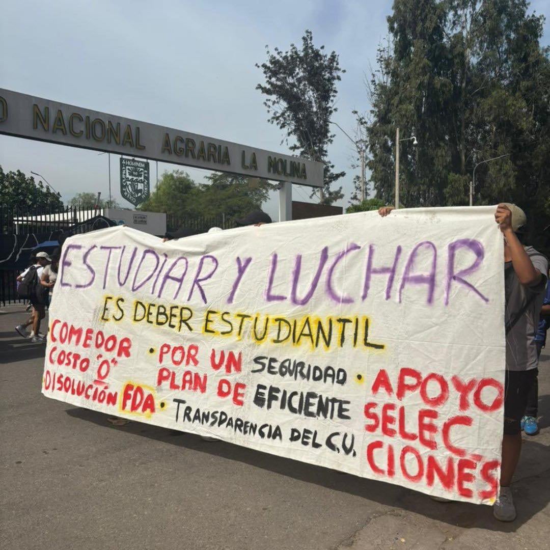 Un grupo de estudiante tomó el campus de la Universidad Nacional Agraria La Molina. (Foto: Causa Justa/Facebook)