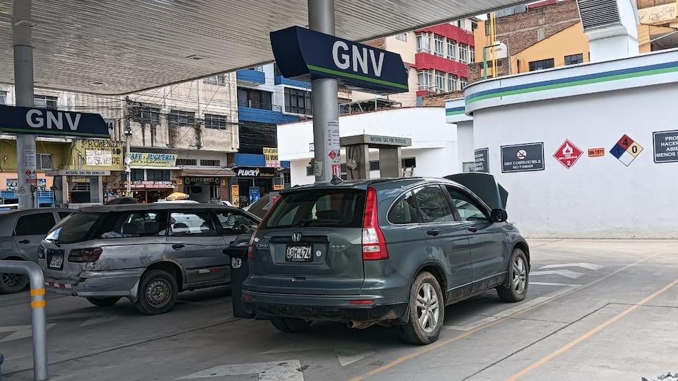El alza de los combustibles ya impacta directamente en el transporte. El gerente de Estudios Económicos de la Asociación Automotriz del Perú (AAP), Alberto Morisaki, explicó que la migración forzada a gasolina implica un incremento significativo en los costos de operación.