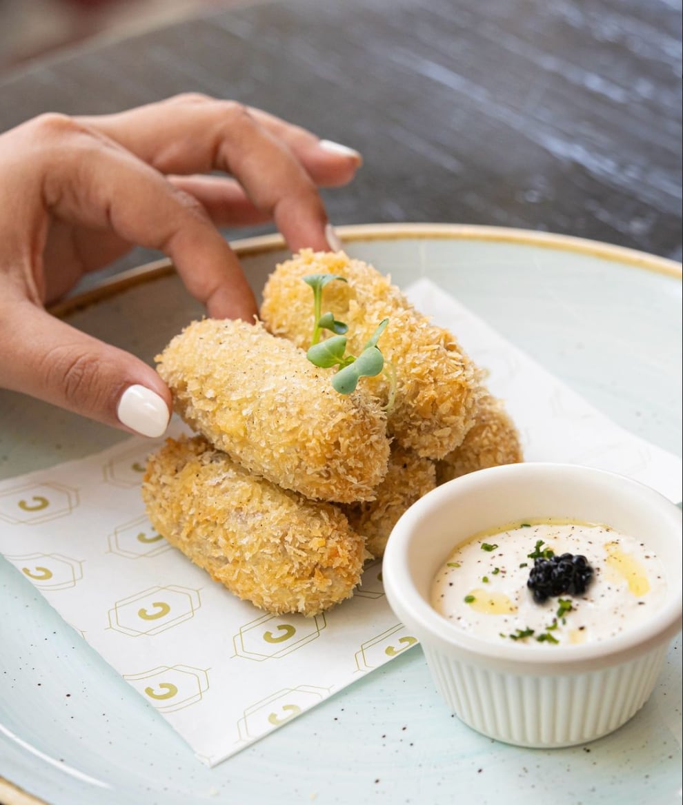 Supplí al tartufo, croquetas de risotto rellenas de crema de queso de cabra y caviar de trufa blanca.